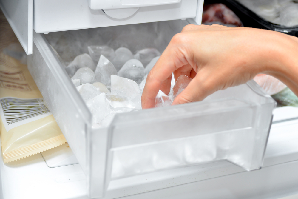How does an ice maker work