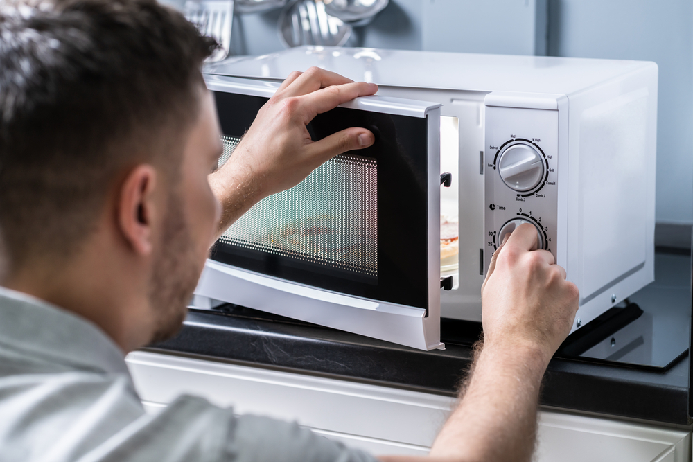 how does a microwave work