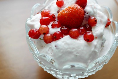 vanilla flavor gelato with berries