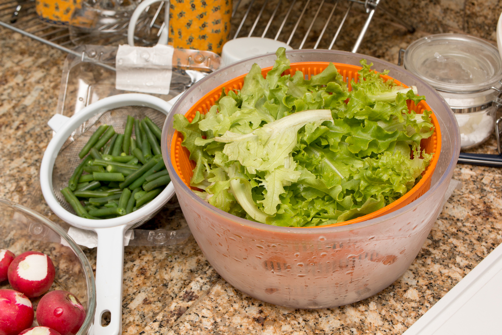 how to use a salad spinner