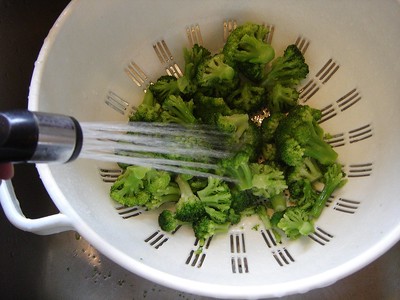 washing sliced broccolis
